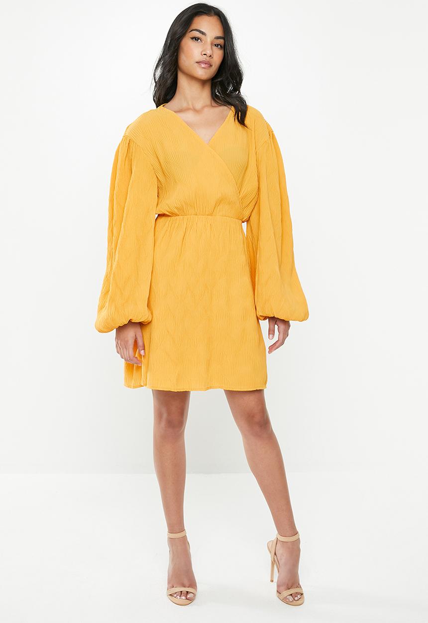 Glamorous - Petite plisse wrap with volume sleeve - yellow