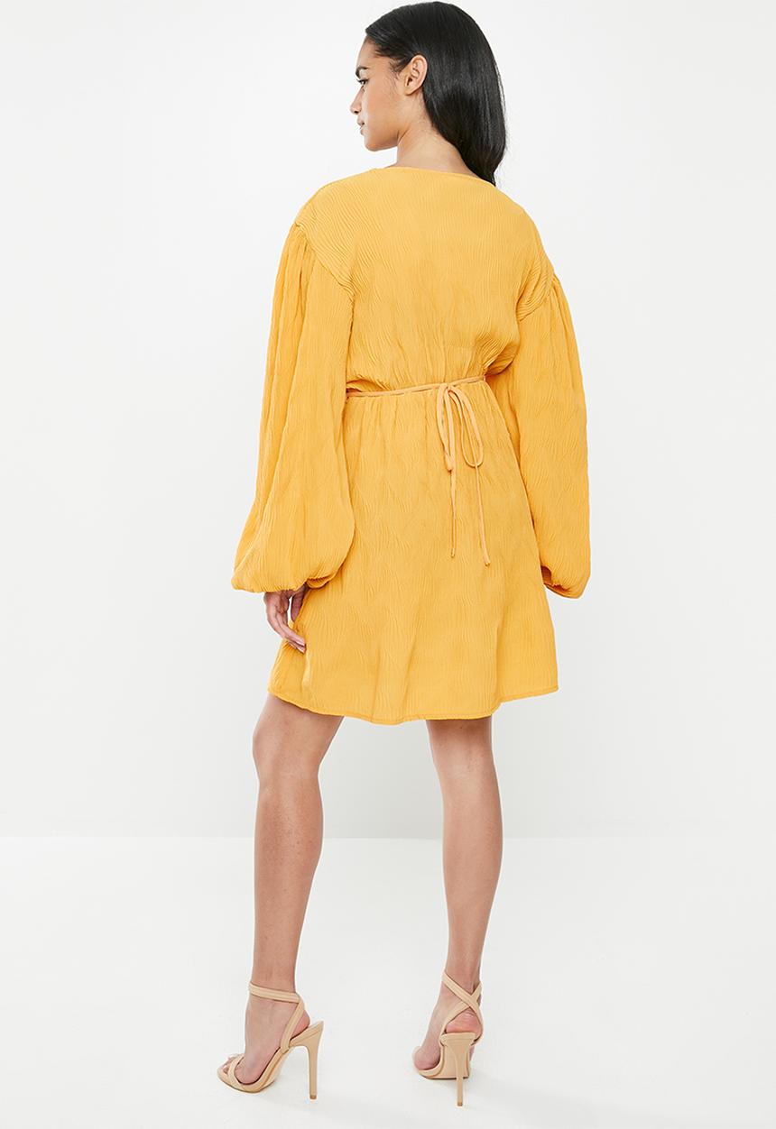 Glamorous - Petite plisse wrap with volume sleeve - yellow