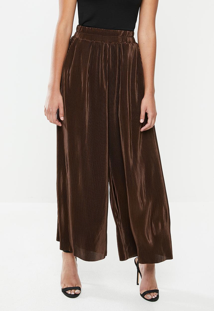 Glamorous - Petite plisse wide leg trouser - brown