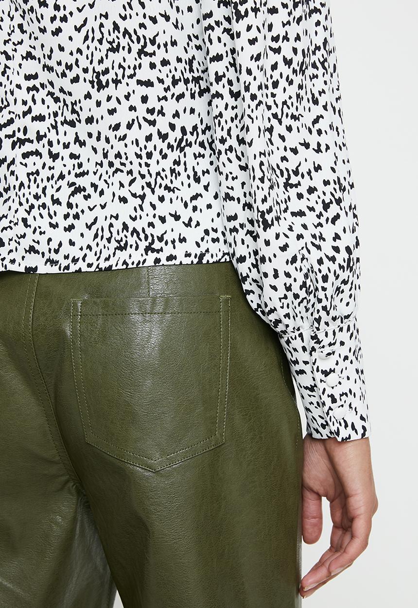 Glamorous - Petite mono leopard v-neck blouse - black & white