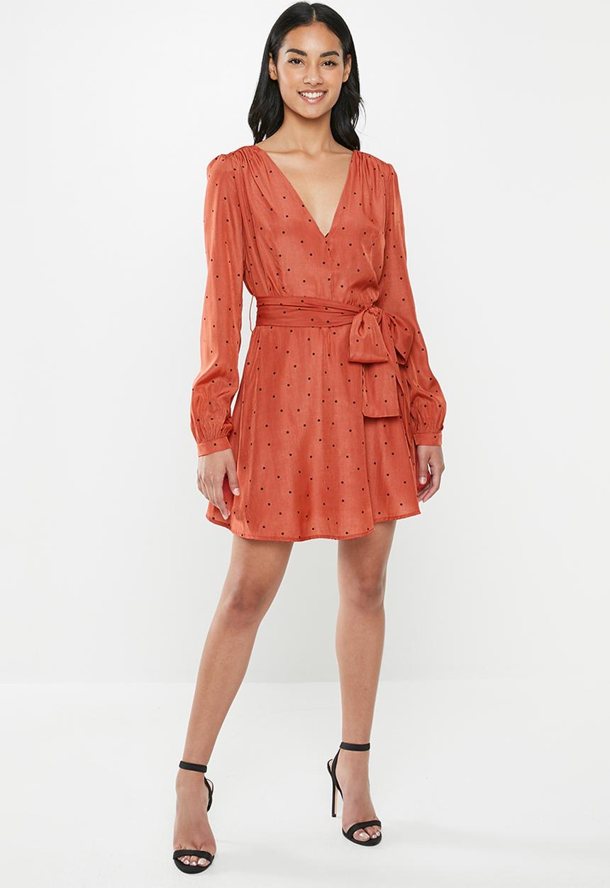Glamorous - Petite mini spot wrap dress - orange & black