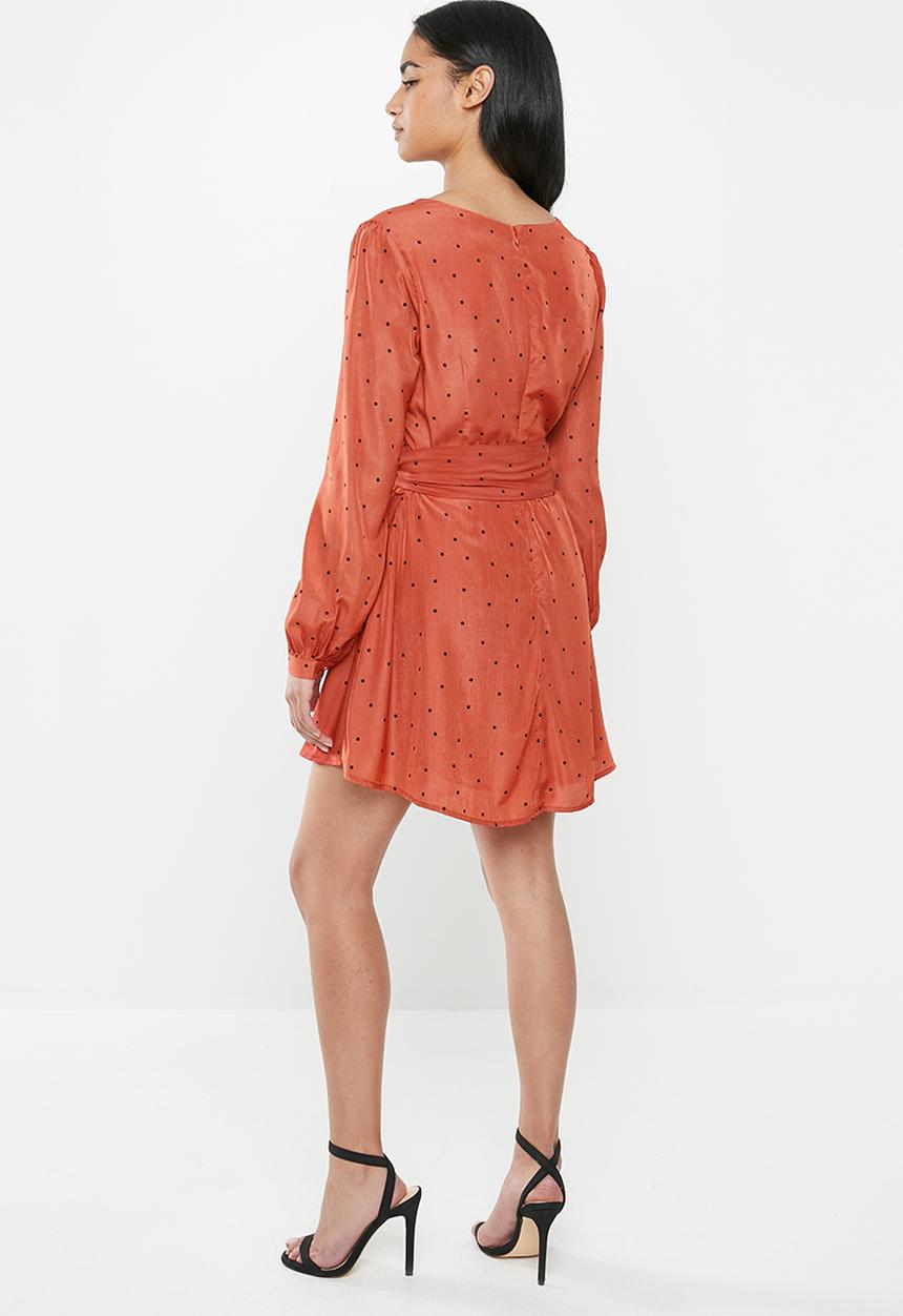 Glamorous - Petite mini spot wrap dress - orange & black