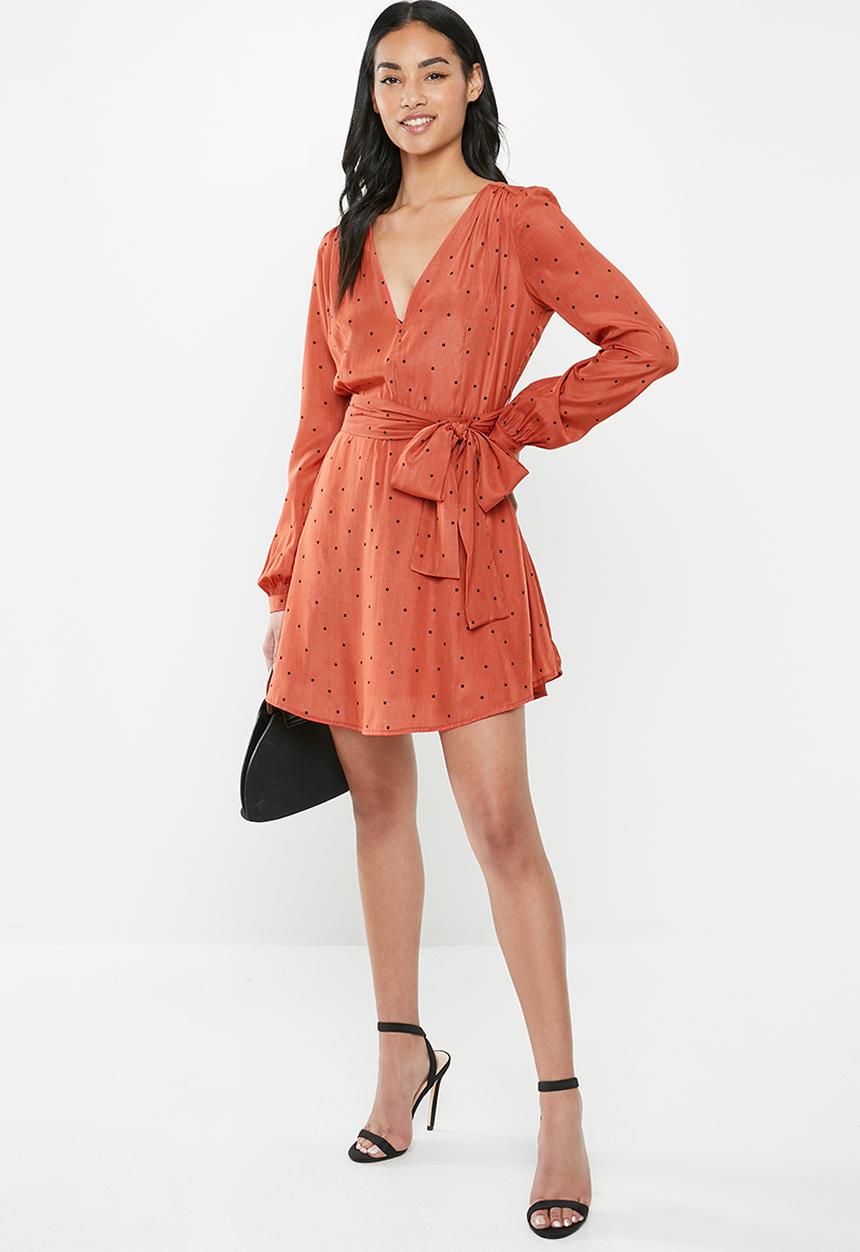 Glamorous - Petite mini spot wrap dress - orange & black
