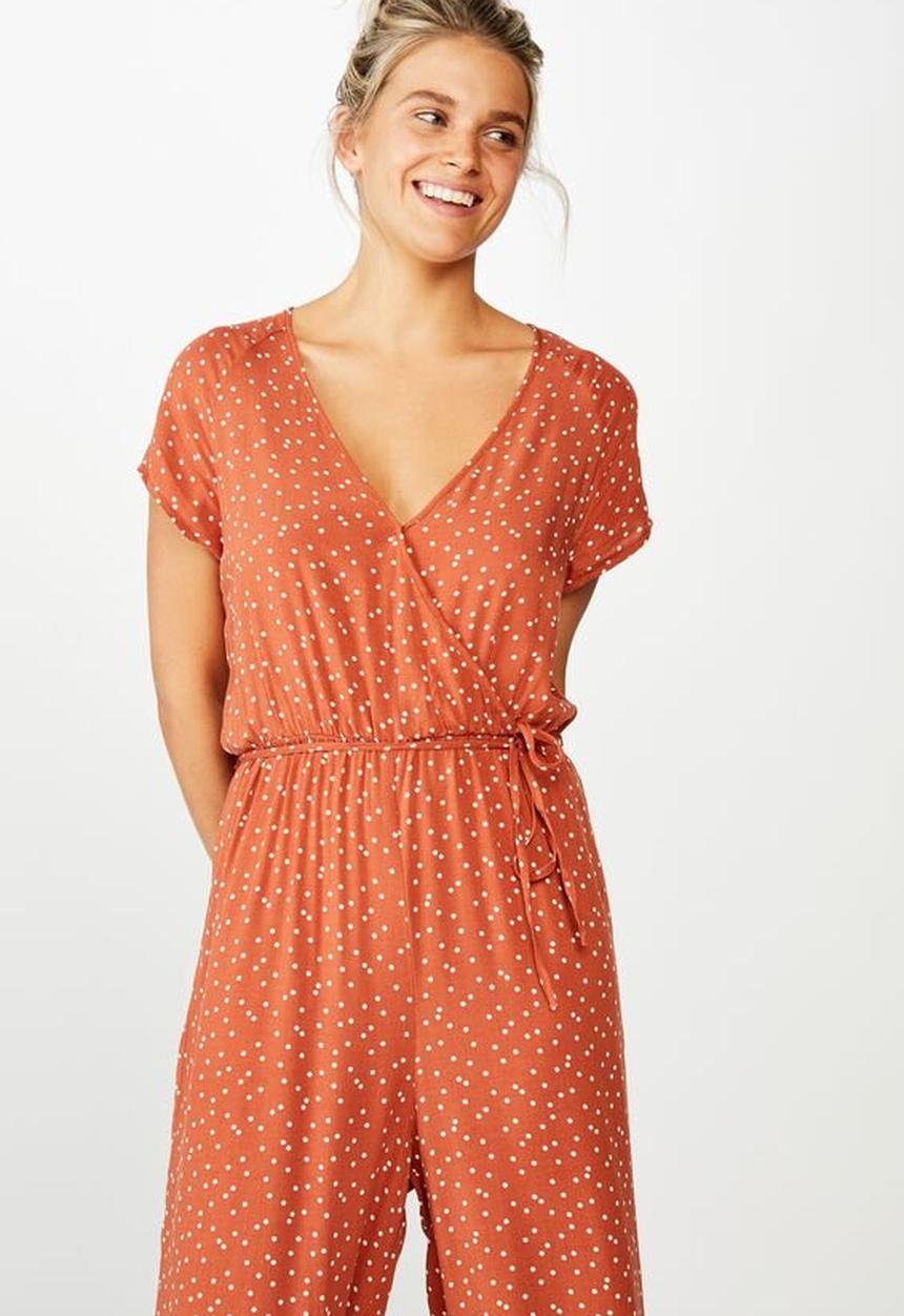 Cotton On - Woven Janine short sleeve jumpsuit daisy spots - dusty brown