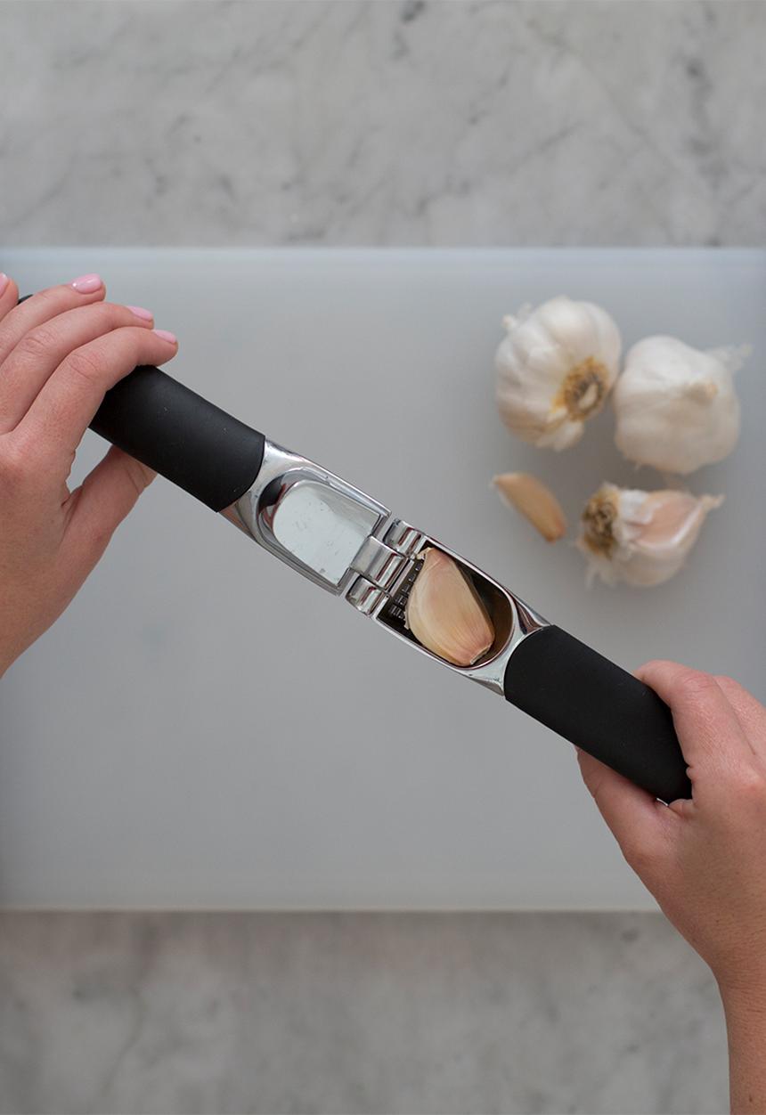 OXO - Garlic press - black 