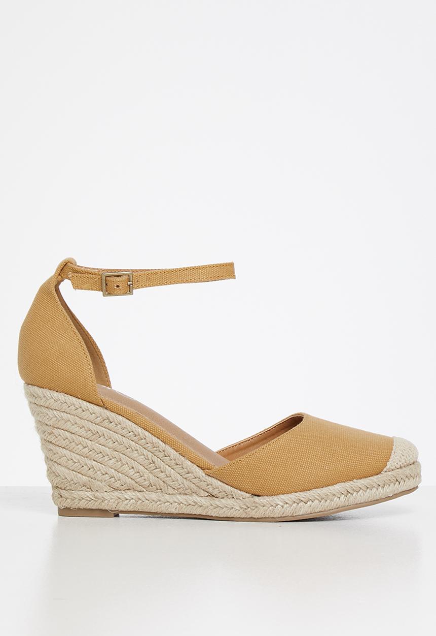 Cotton On - Florence closed toe wedge - mustard