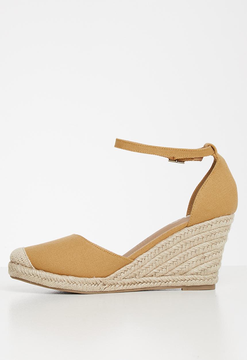 Cotton On - Florence closed toe wedge - mustard