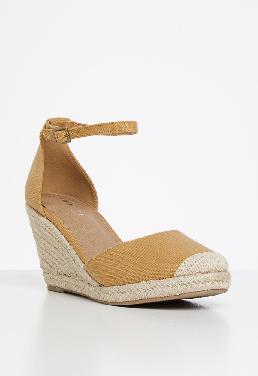 Cotton On - Florence closed toe wedge - mustard