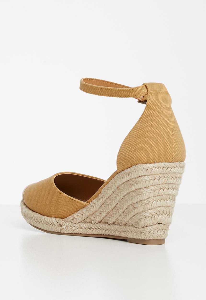 Cotton On - Florence closed toe wedge - mustard