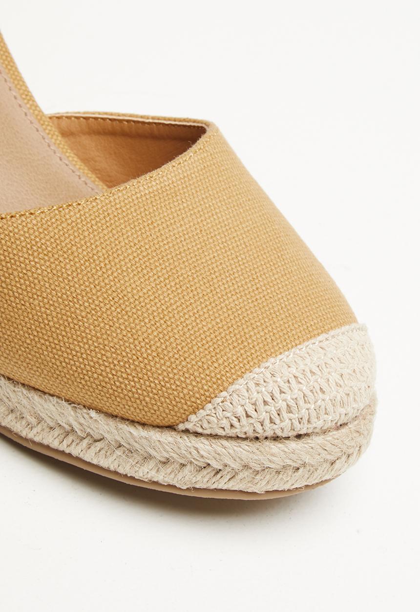 Cotton On - Florence closed toe wedge - mustard
