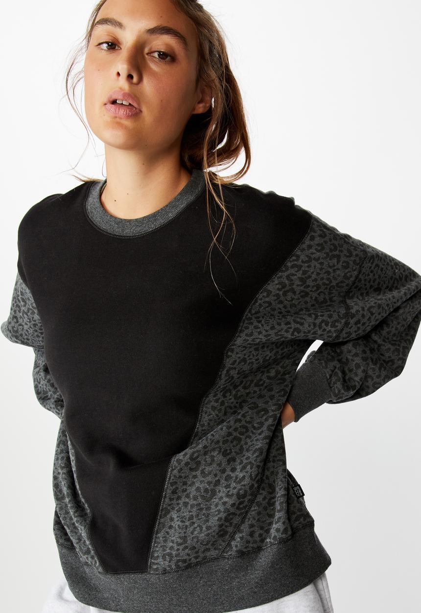 Cotton On - Blocked fleece crew top - black leopard splice