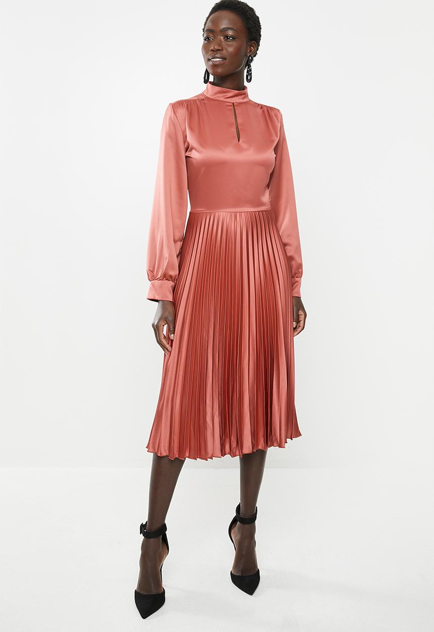 MILLA - Pleated midi dress - rust 
