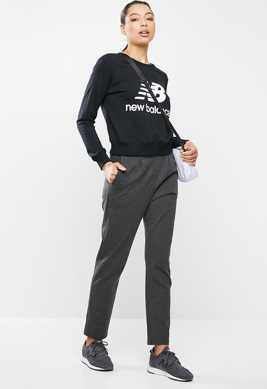New Balance  - Essential stacked logo crew - black