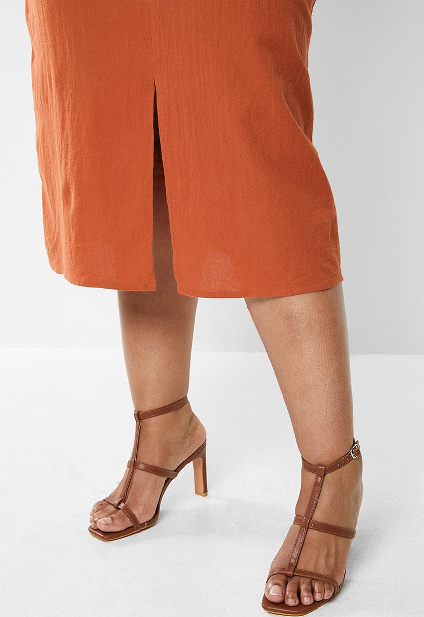 Glamorous - Plus belted 3/4 sleeve wrap dress - rust