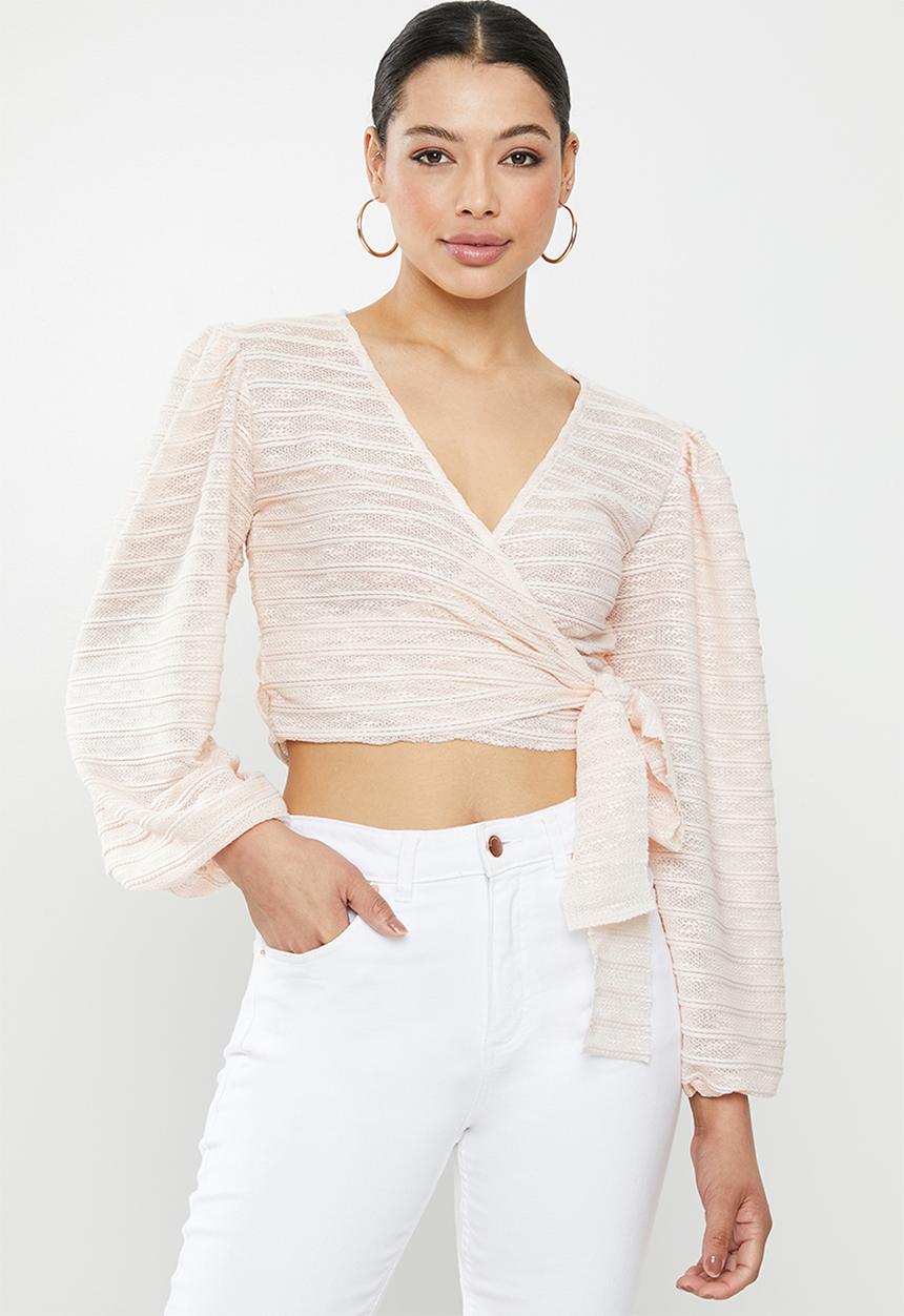 Missguided - Textured cut and sew balloon sleeve tie front crop - pink