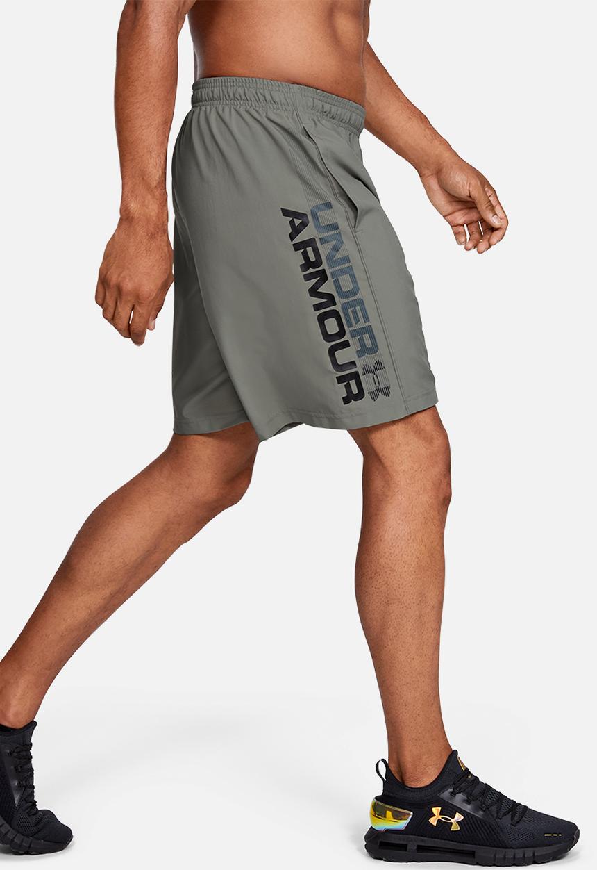 Under Armour - Woven graphic wordmark short - gravity green
