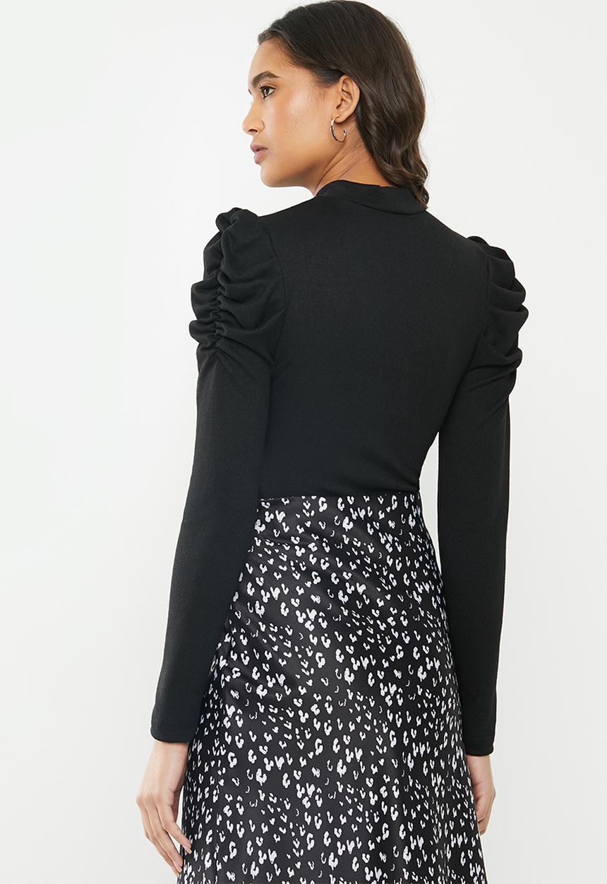 Me&B - Cut&sew rouged shoulder basic top - black