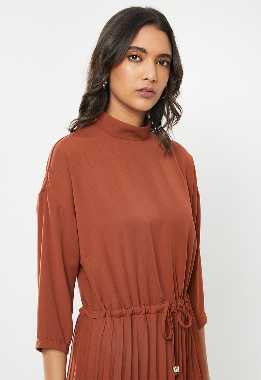Me&B - Turtle neck pleated dress with drawstring - rust