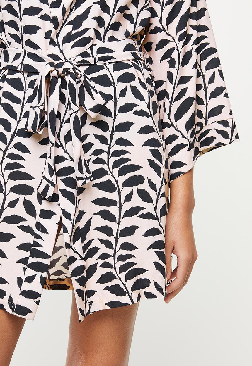 Superbalist - Short black leaf print robe - black & neutral