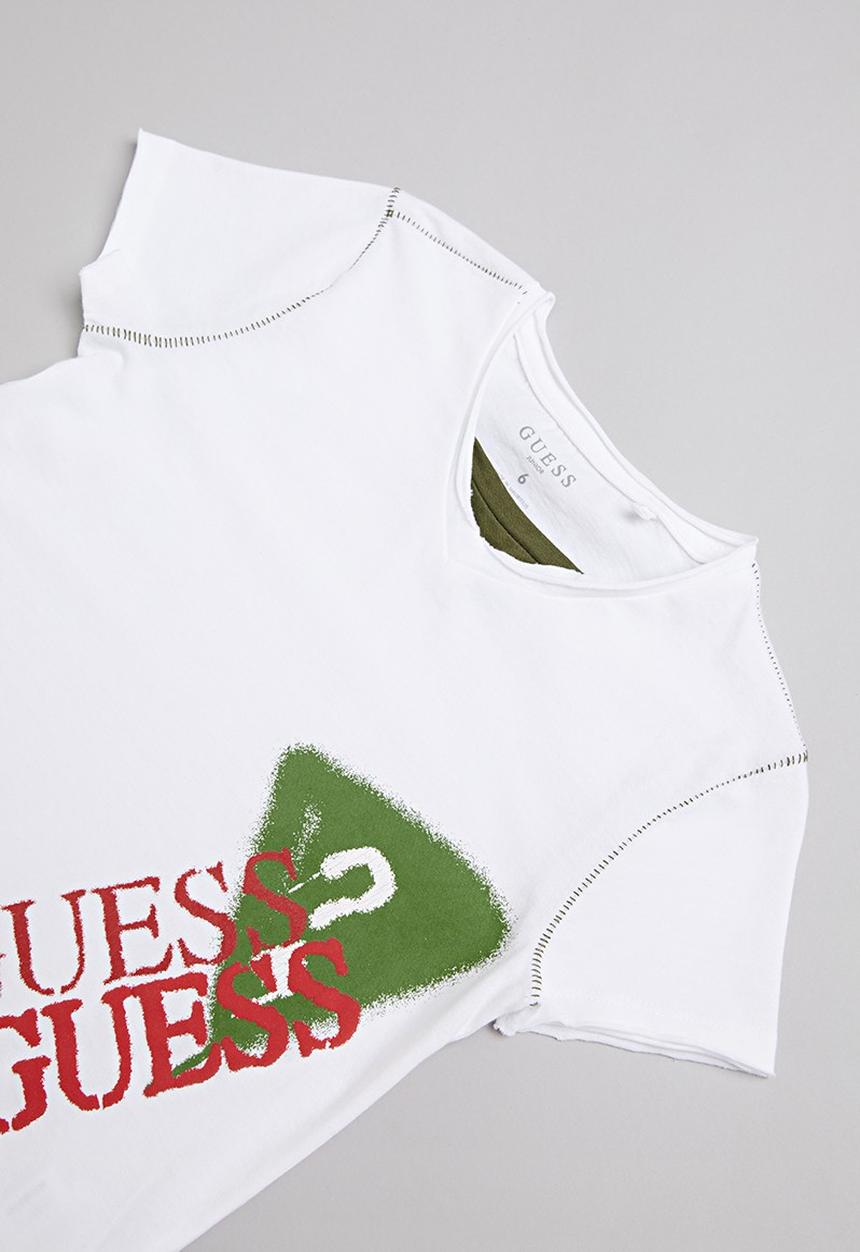 GUESS - Short Sleeve peepout guess spray tee - white