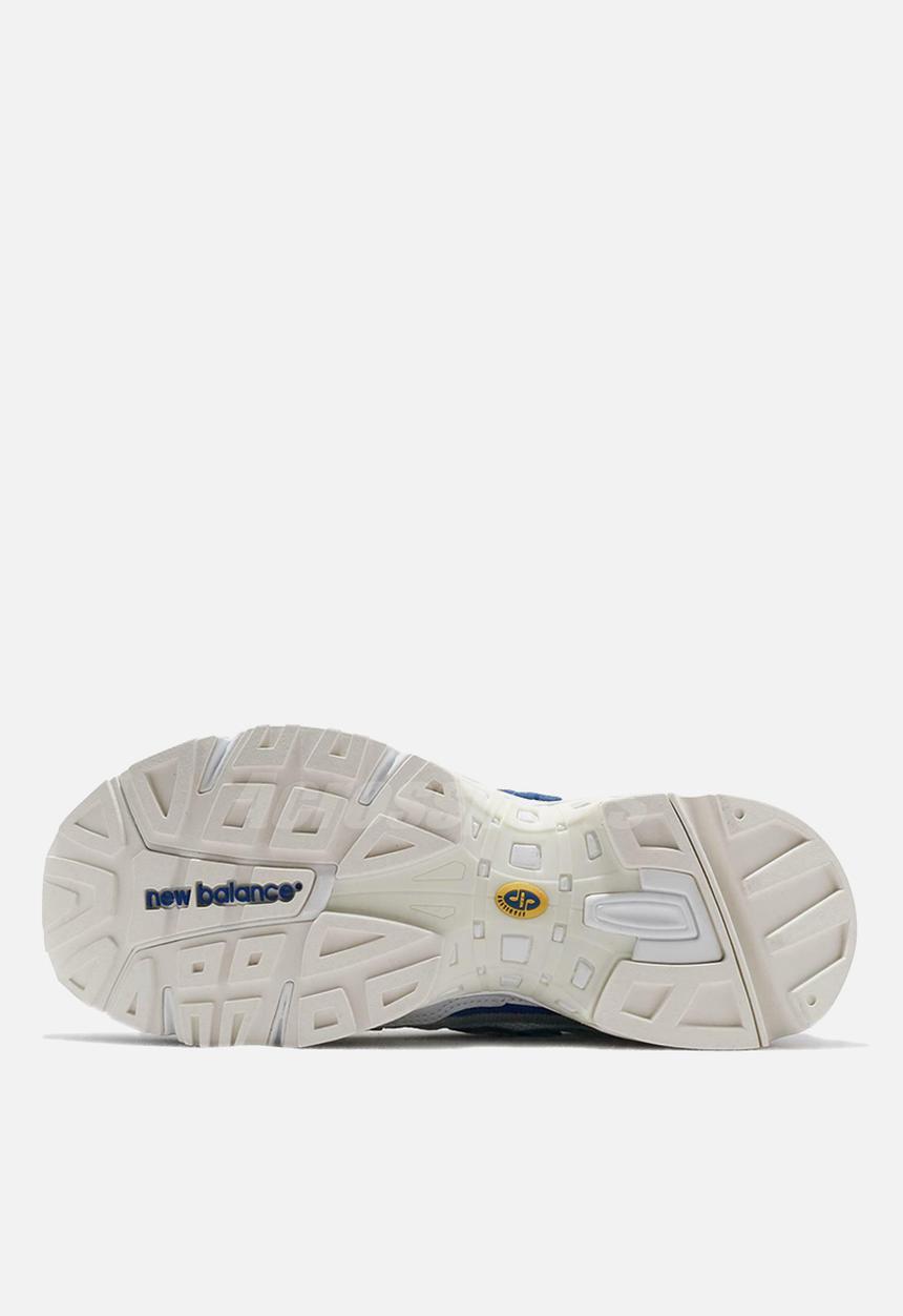 New Balance  - 827 - white / blue