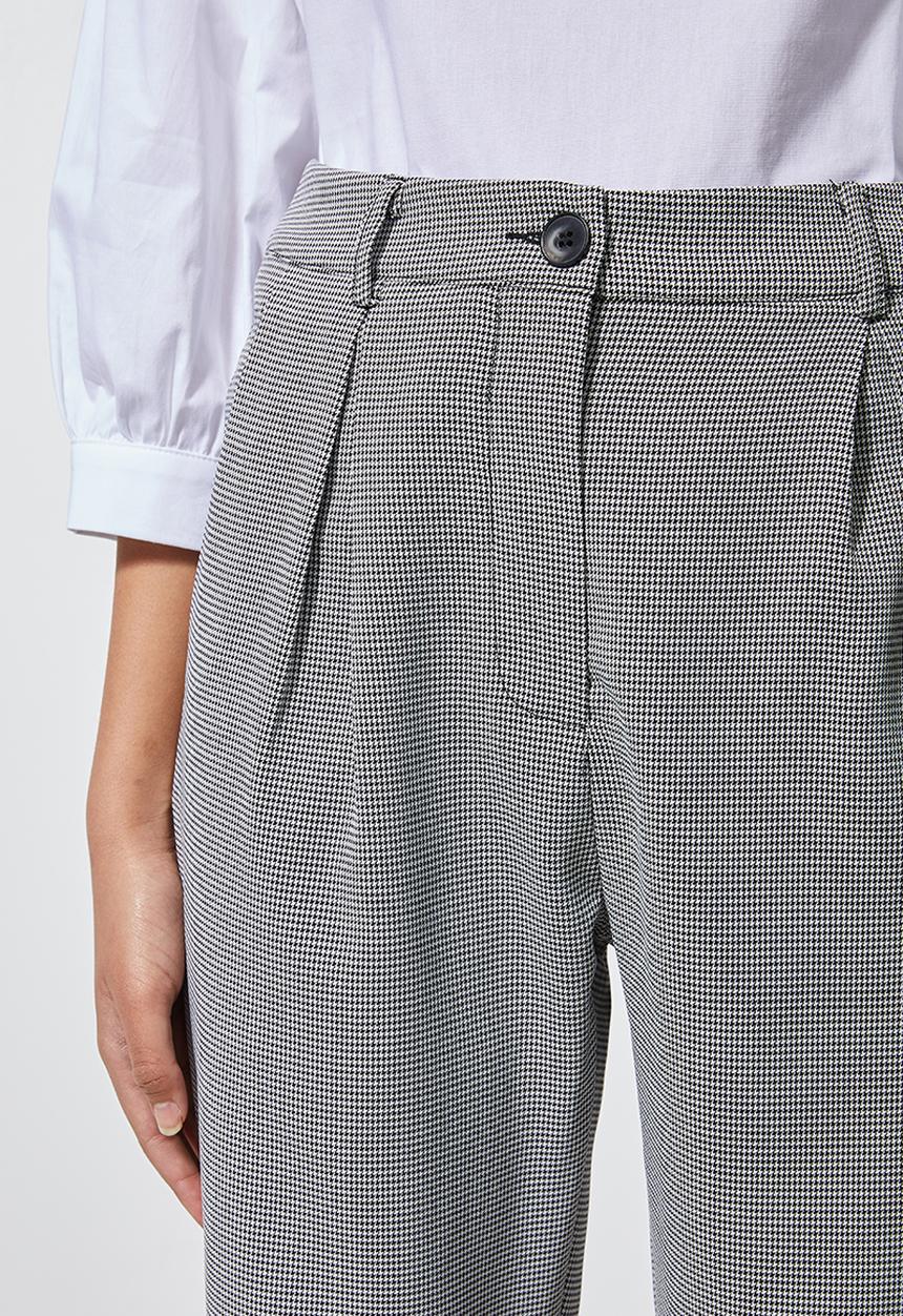Superbalist - Tapered trouser with pleat detail - black & white