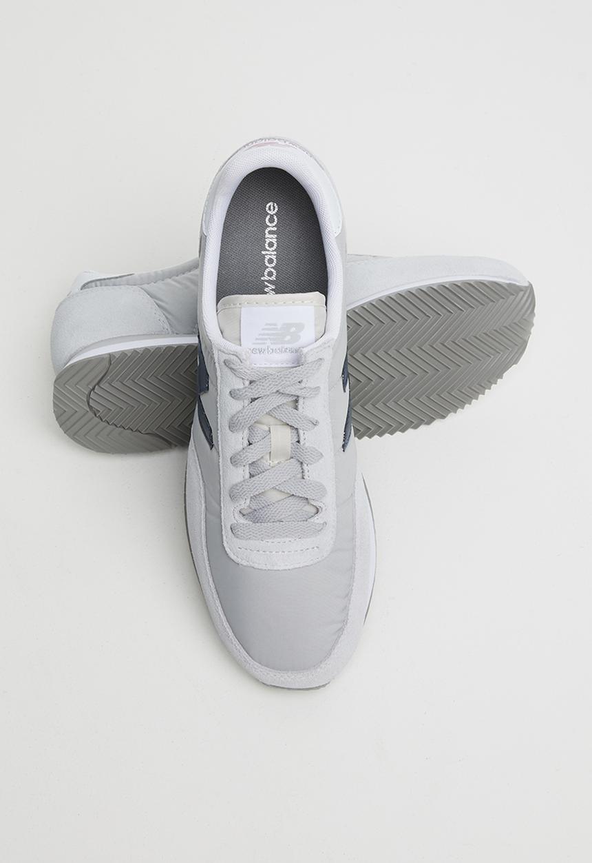 New Balance  - 720 Classic racer - light aluminum