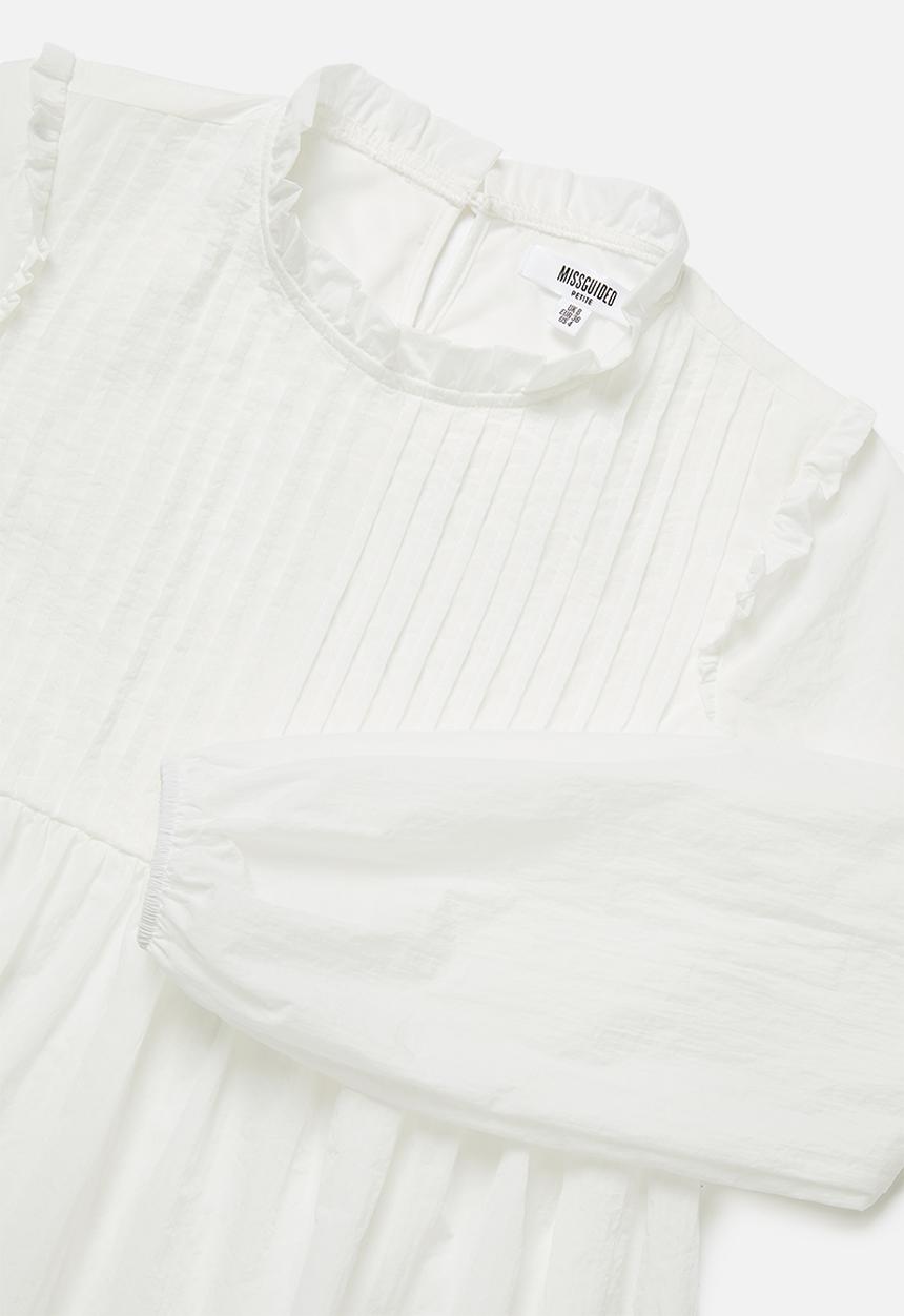 Missguided - Petite long sleeve smock dress - white