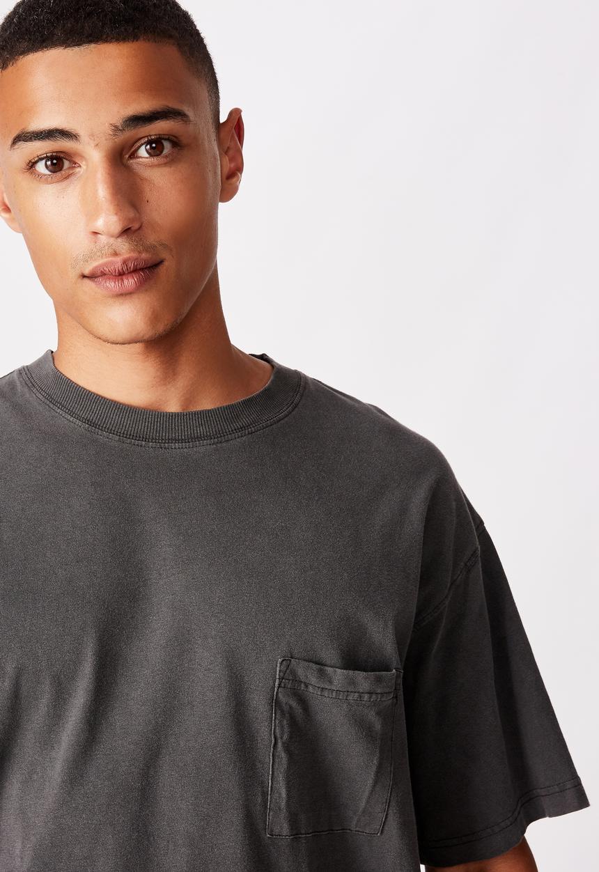 Cotton On - Loose fit washed pocket tee - washed black