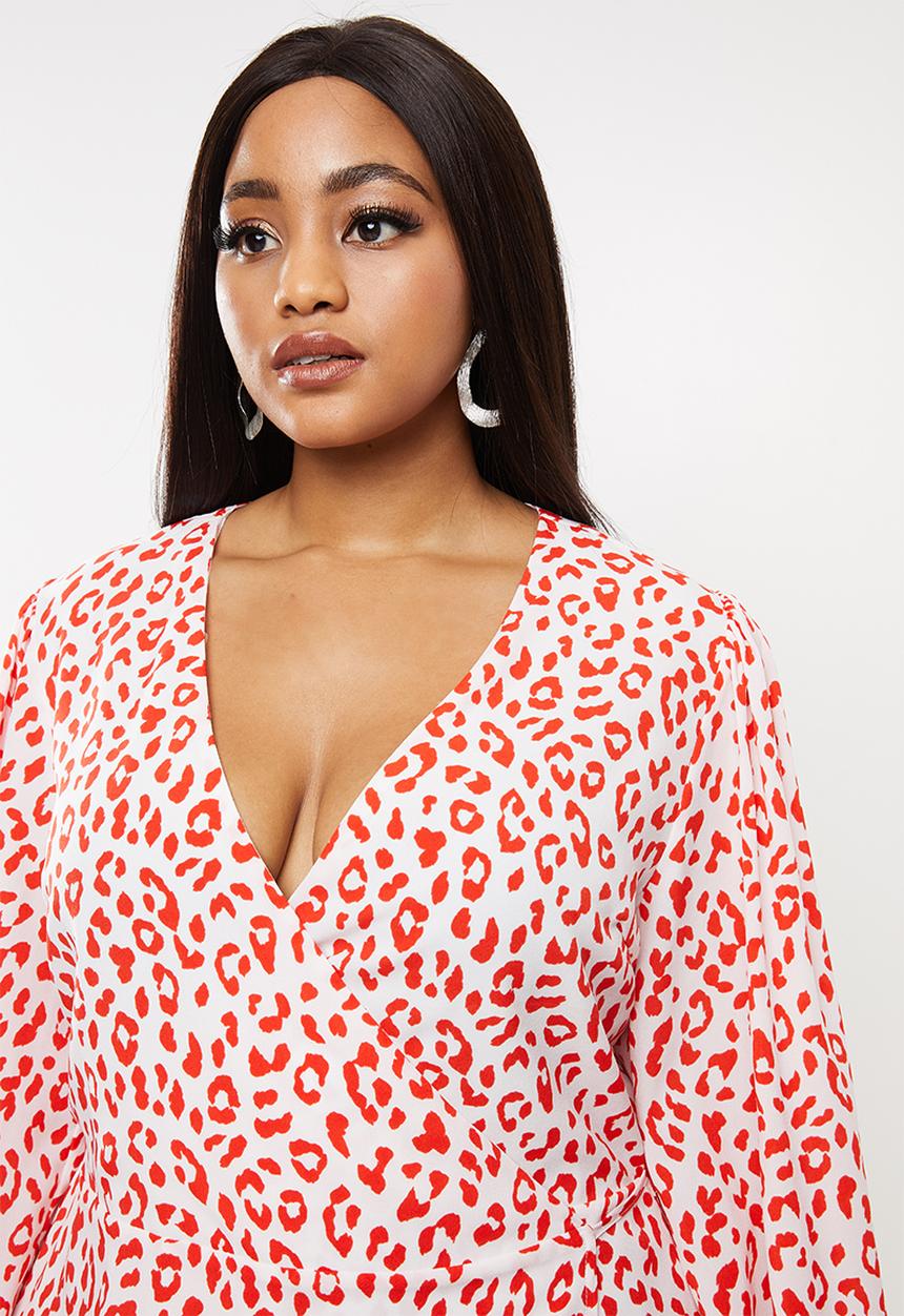 Glamorous - Plus red leopard volume sleeve mini wrap dress - red & white