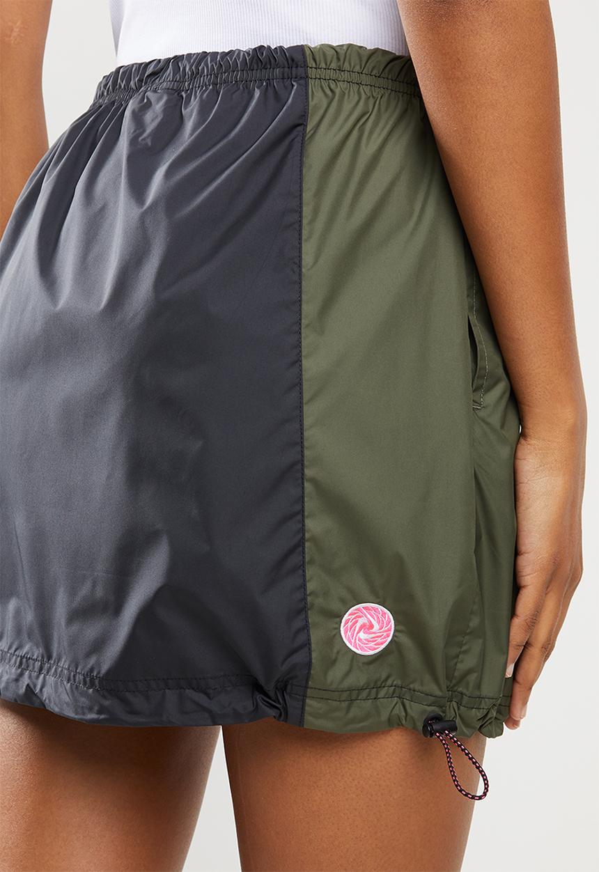Nike - Nike sportswear icon clash skirt - black & twilight marsh