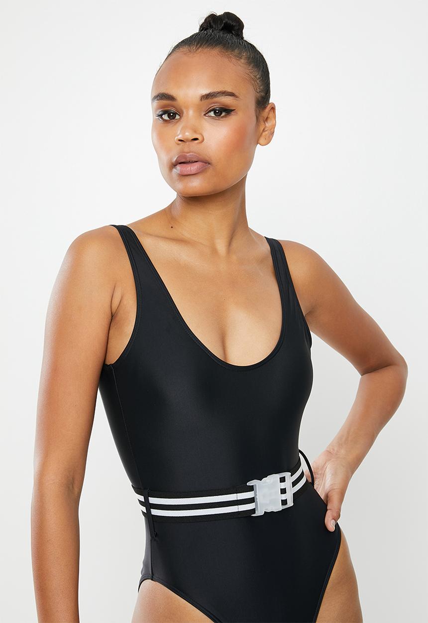 Missguided - Sports stripe buckle belt swimsuit - black