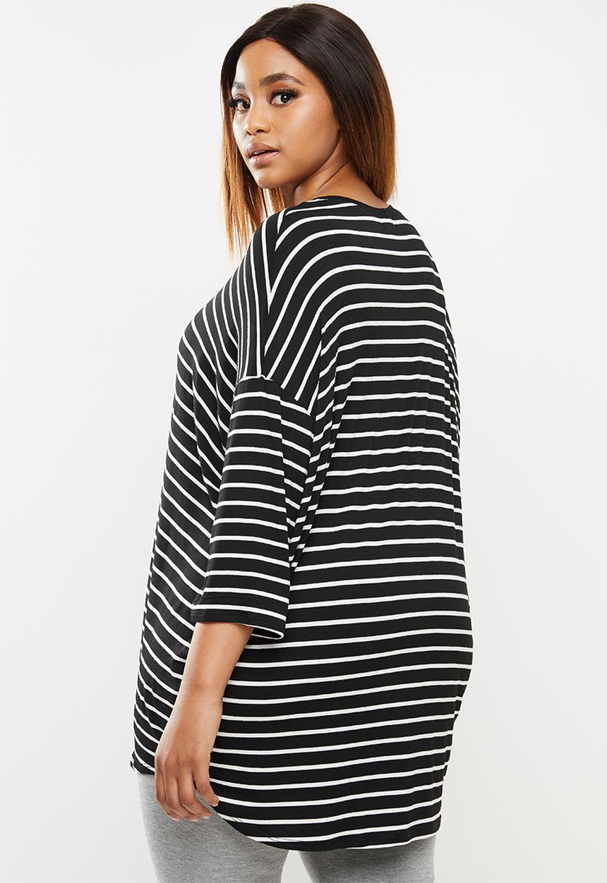 edit Plus - 3/4 Sleeve curved hem tee - black & white