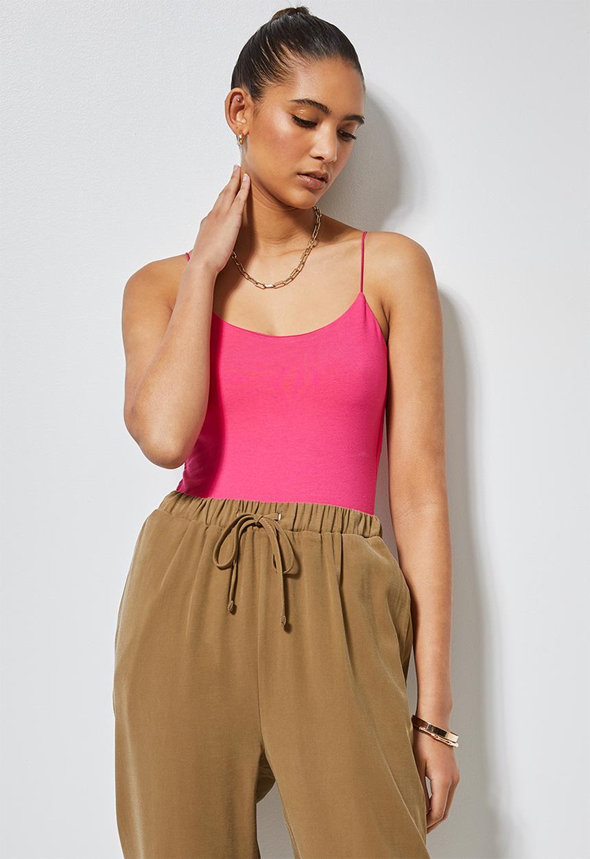 Superbalist - Single elastic strap bodysuit with half shelf - cerise