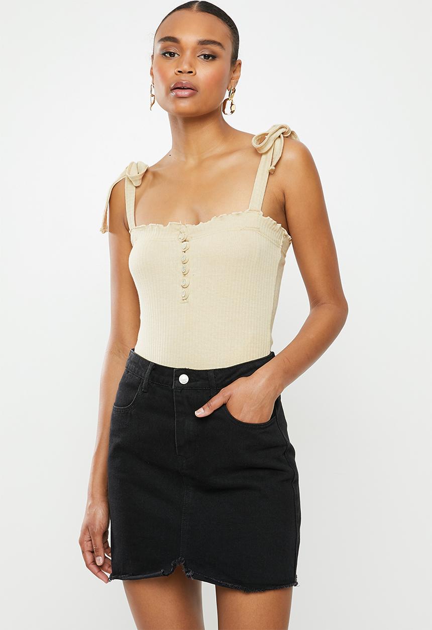 Missguided - Ribbed lettuce hem tie strap bodysuit - beige