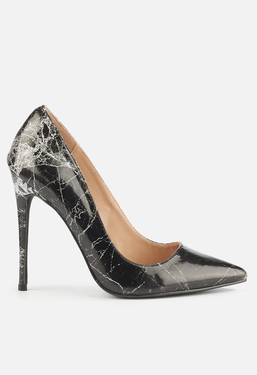 Miss Black - Granite court - black & white 
