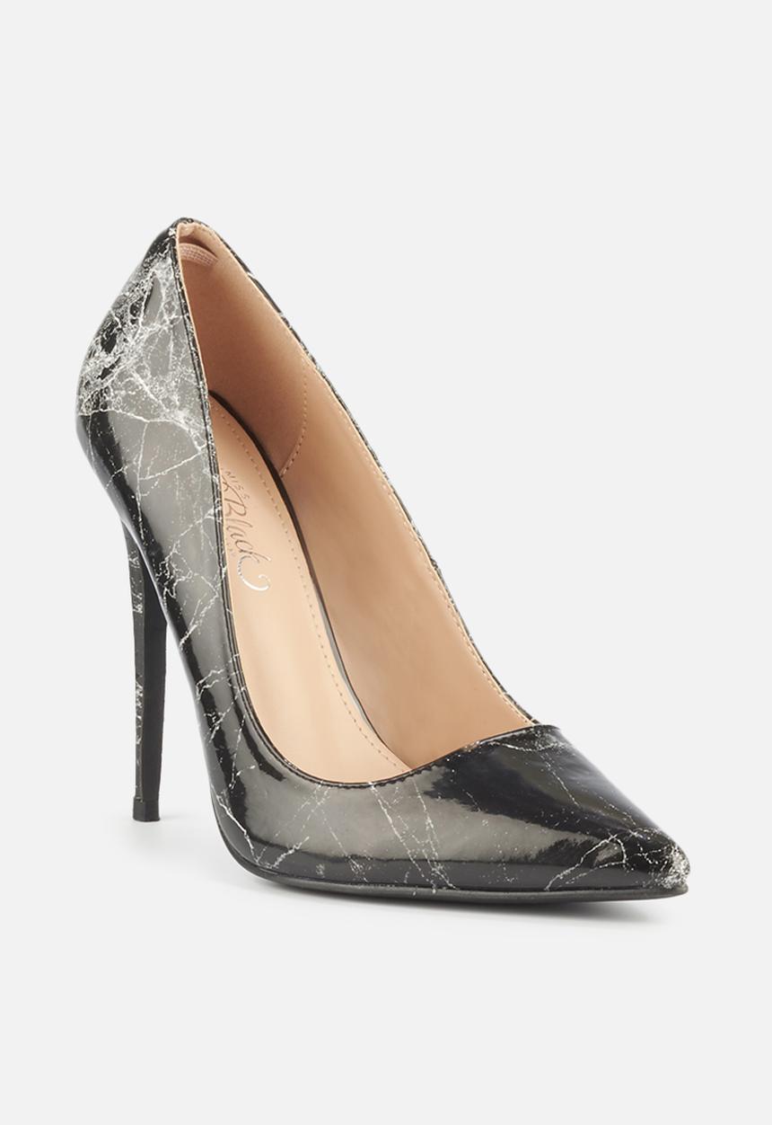 Miss Black - Granite court - black & white 