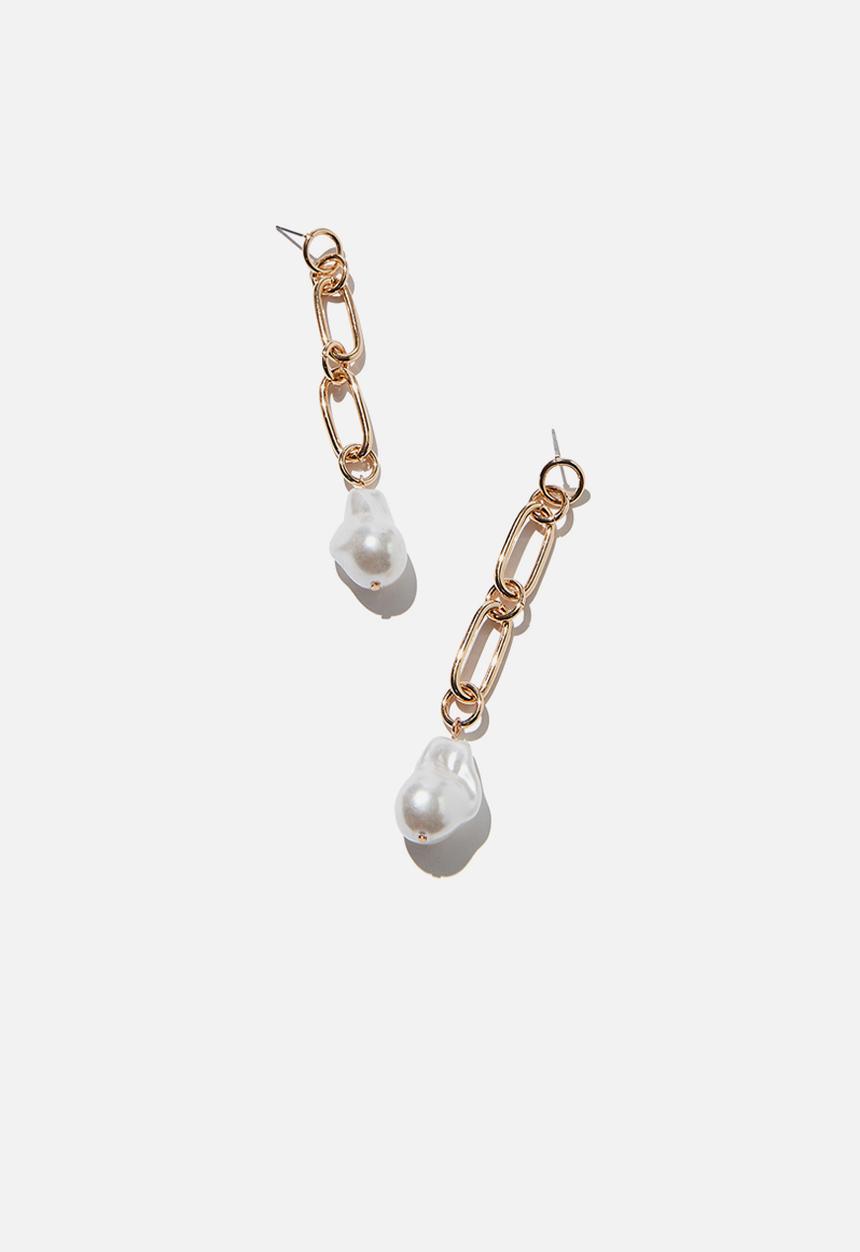 Rubi - Pearl and chain treasures earrings - gold
