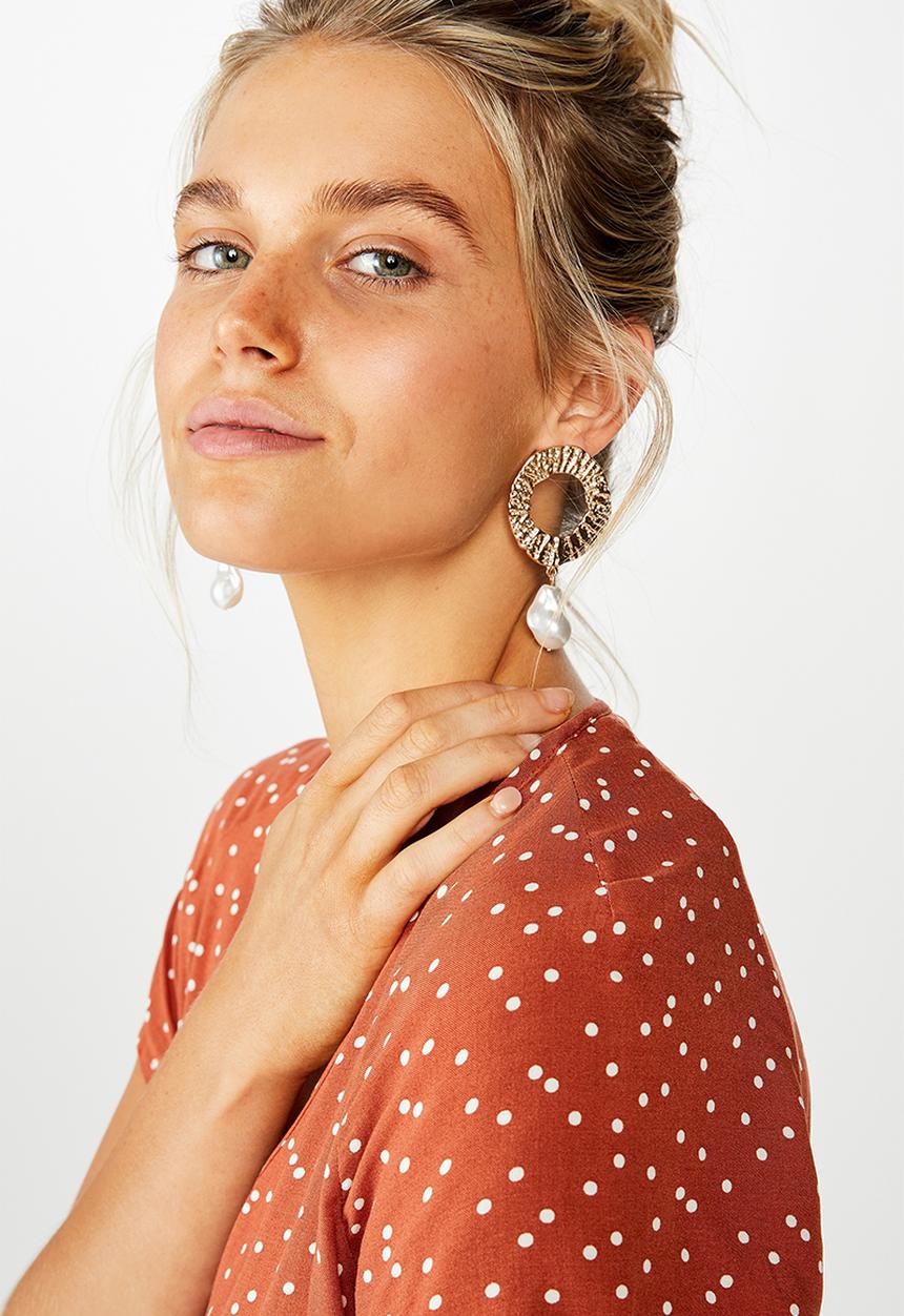 Rubi - Molten circle and pearl treasures earring - gold