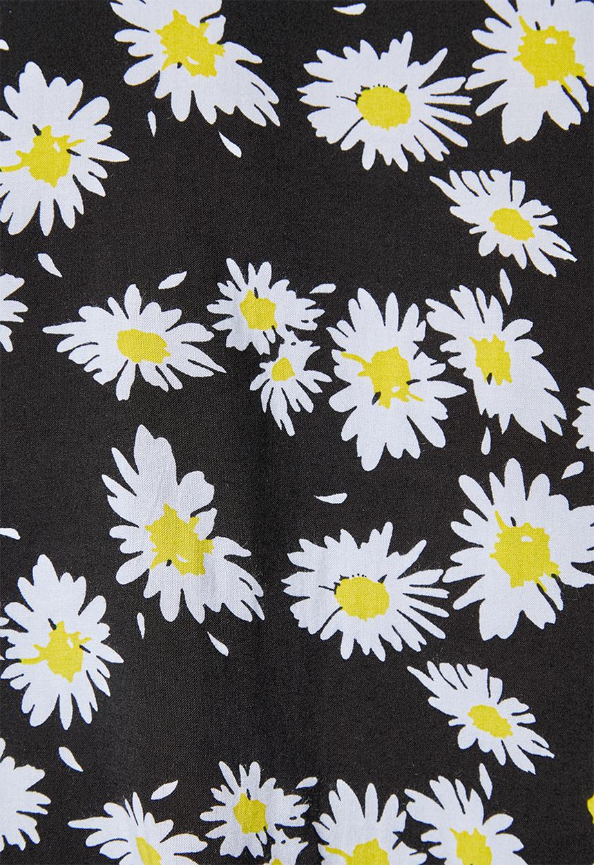 Superbalist - Boxy v-neck blouse - black based daisy