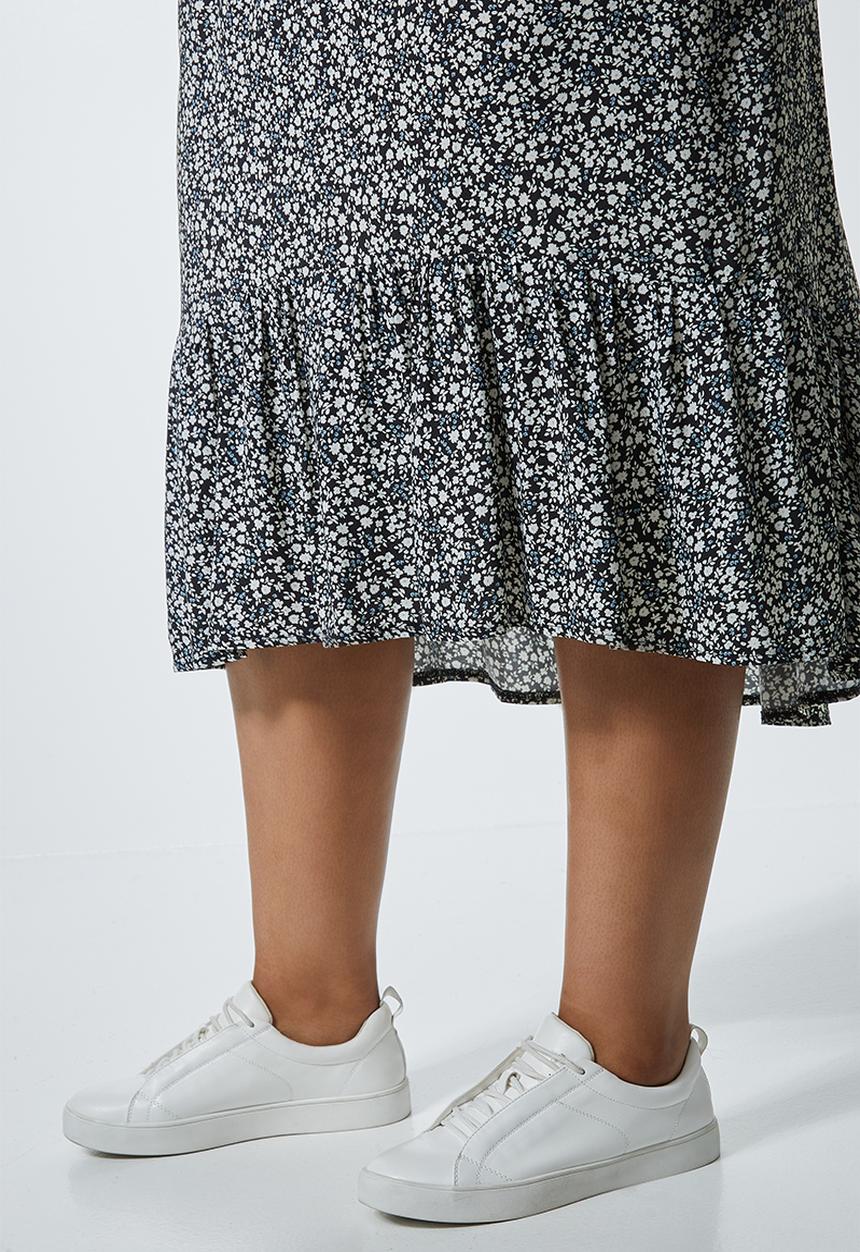 Superbalist - Single tier midi skirt - black based sprig