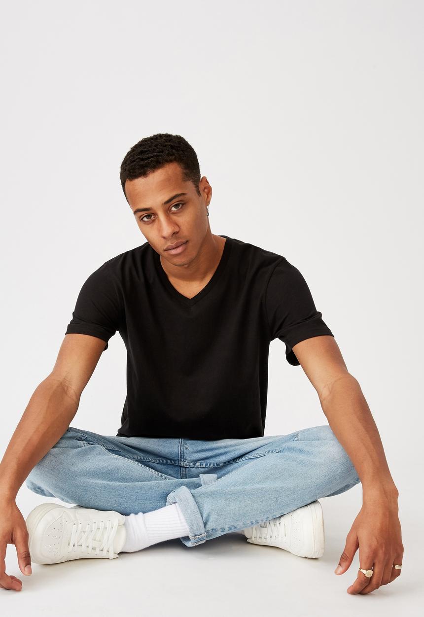 Cotton On - Essential vee neck T-shirt - black