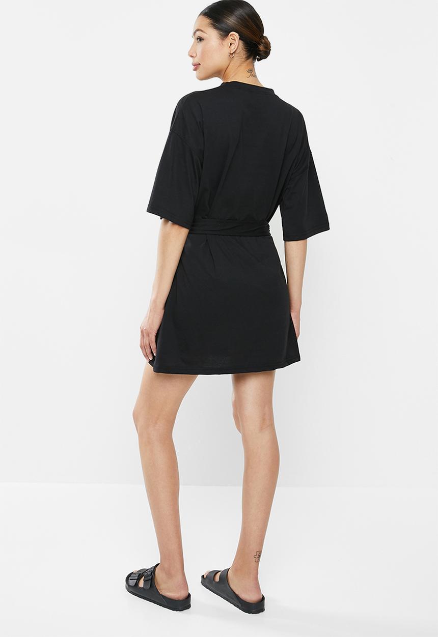 Missguided - Oversized T-shirt dress short sleeve tortoise belt - black