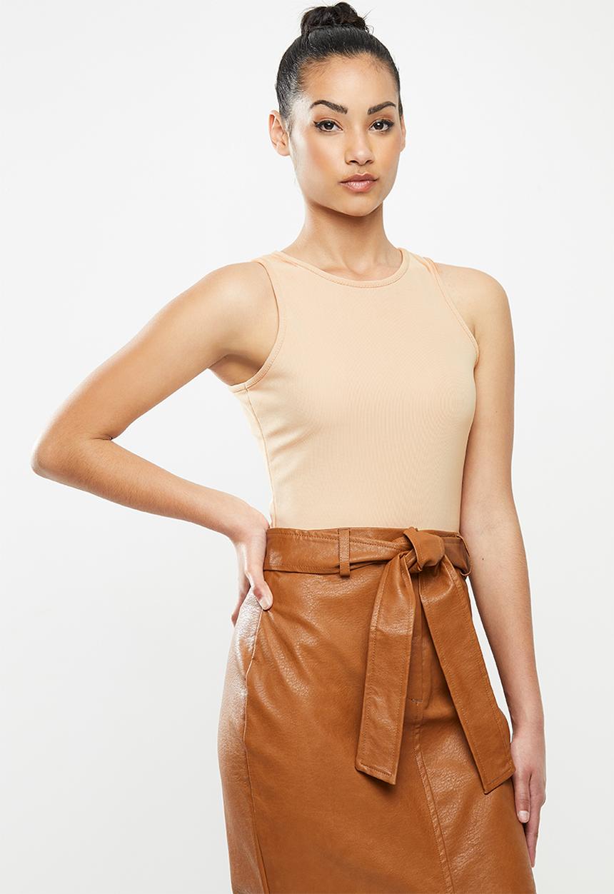 Missguided - Petite ribbed racer back bodysuit - tan