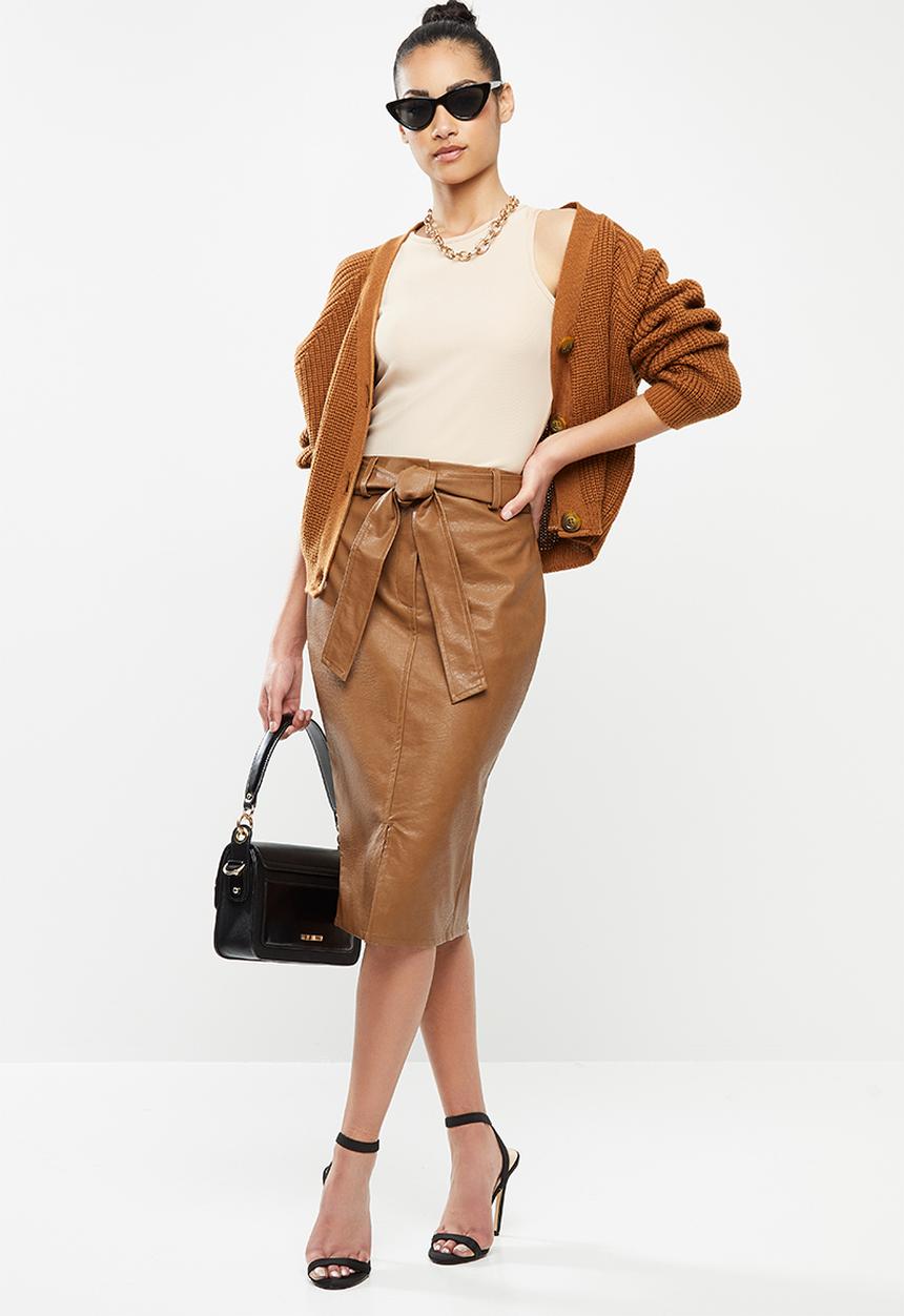 Glamorous - Petite Pu midi skirt with tie waist - brown