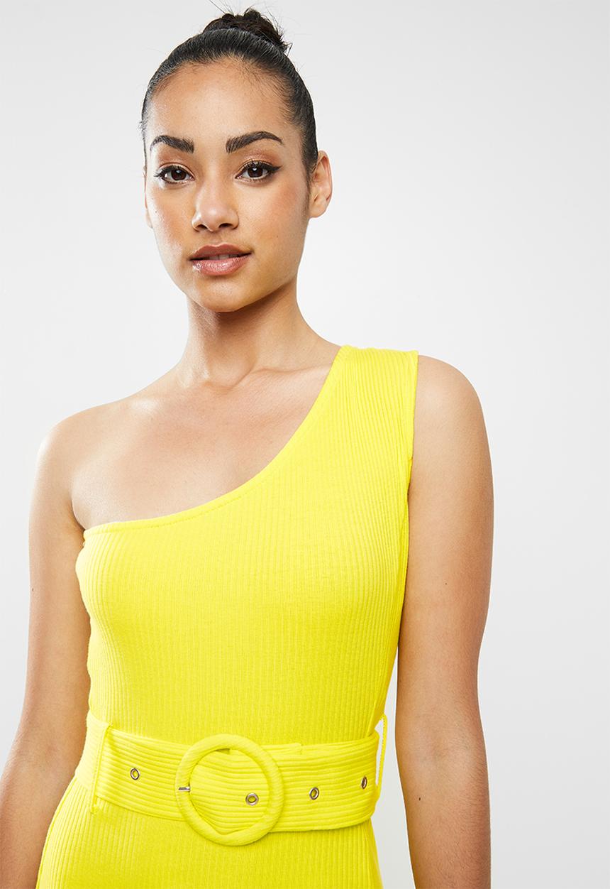 Glamorous - Petite one shoulder belted midi - yellow