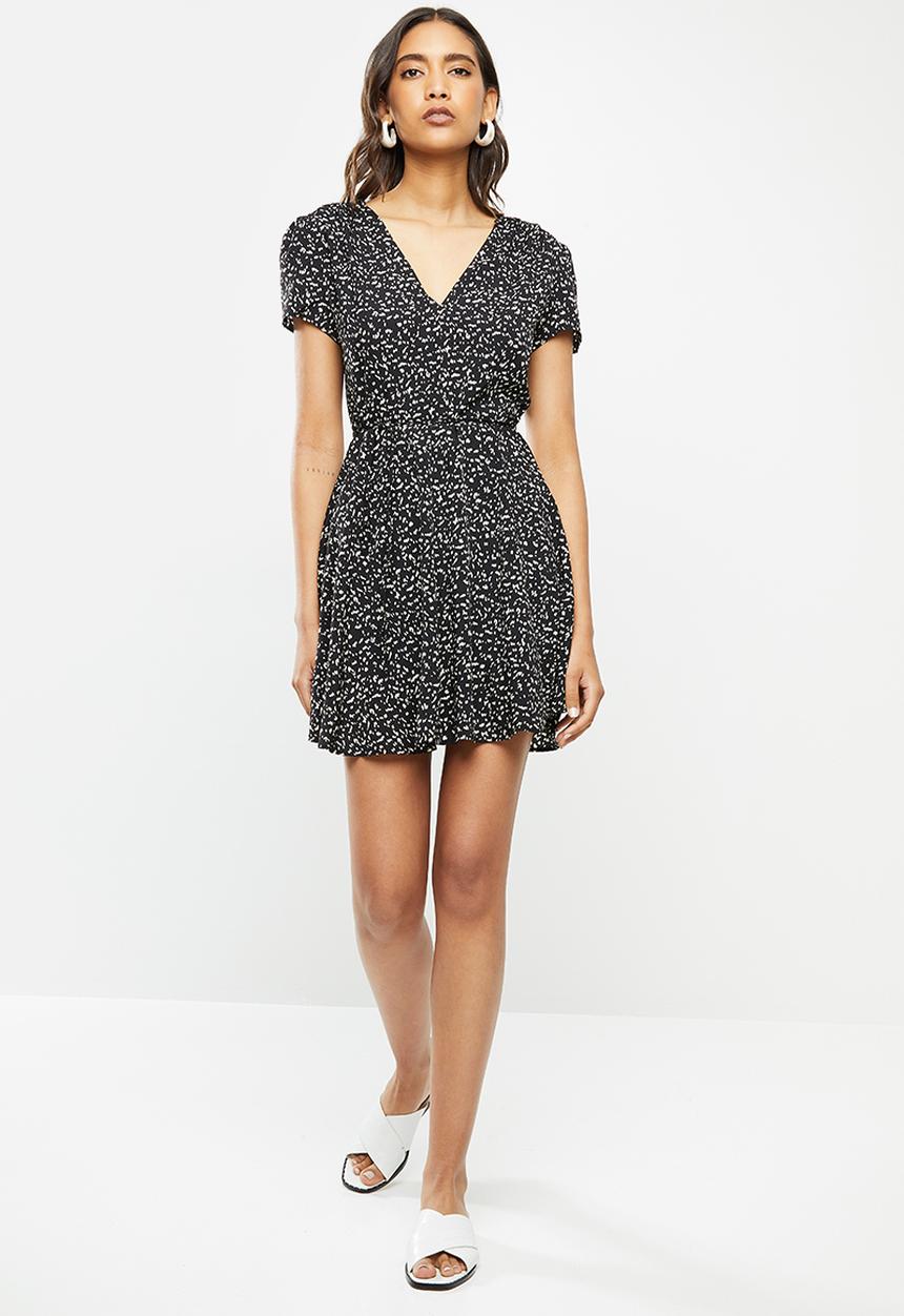Glamorous - Short sleeved tea dress with waist belt - black