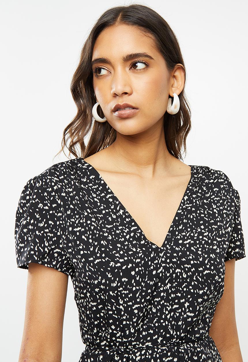 Glamorous - Short sleeved tea dress with waist belt - black