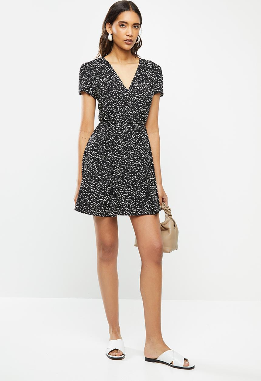 Glamorous - Short sleeved tea dress with waist belt - black