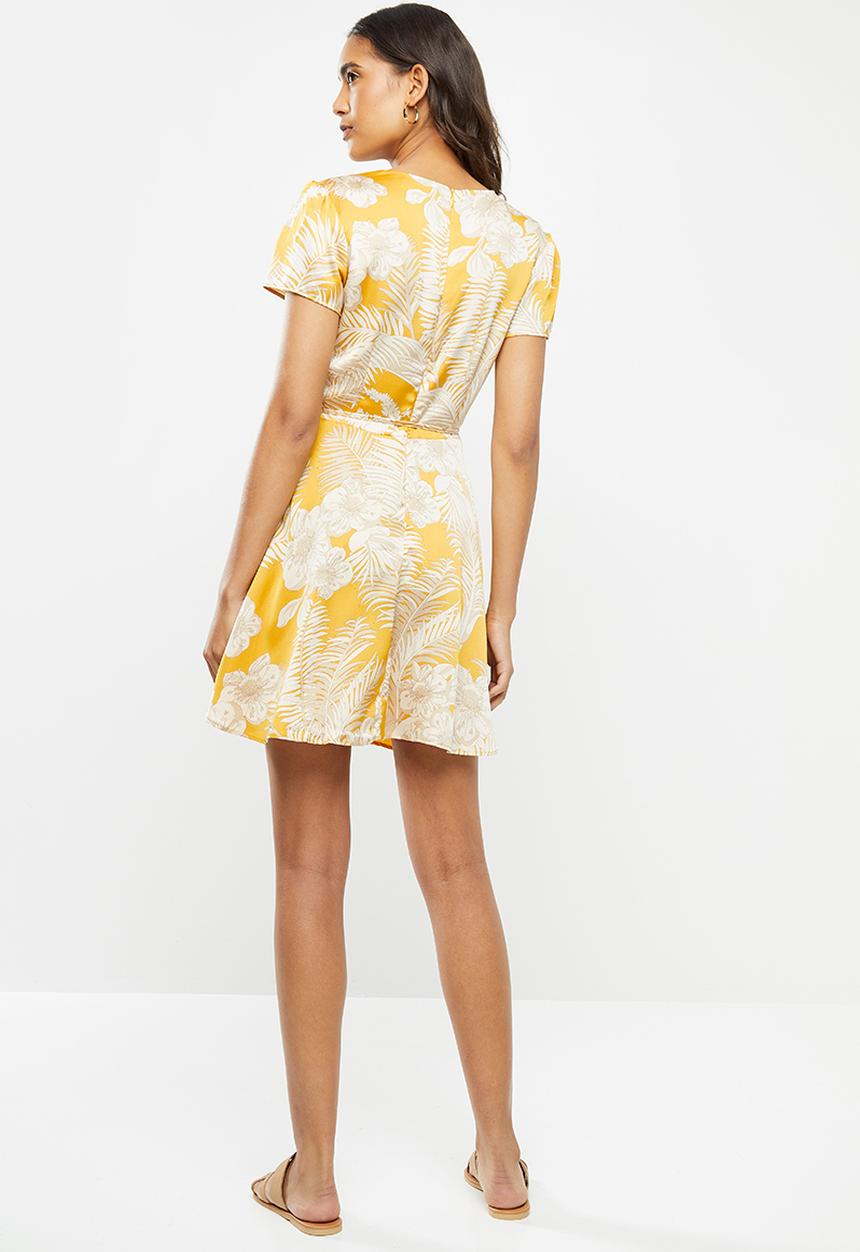 Glamorous - Short sleeved tea dress with waist belt - ochre